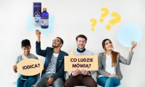 Grupa ludzi trzymających napisy Iodica opinie