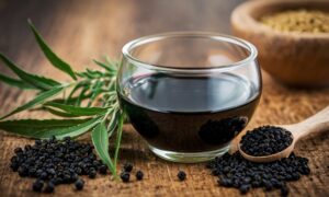 Główna grafika do artykułu na temat: olej z czarnuszki na co pomaga