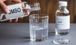 Nalewanie do szklany DMSO na stawy