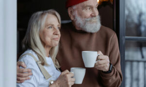 Dwójka dojrzałych osób, grafika wiodąca do artykułu "chondroityna na stawy"