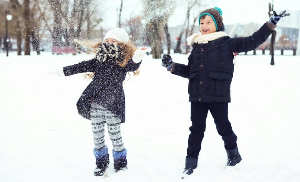 dzieci zabawa na śniegu