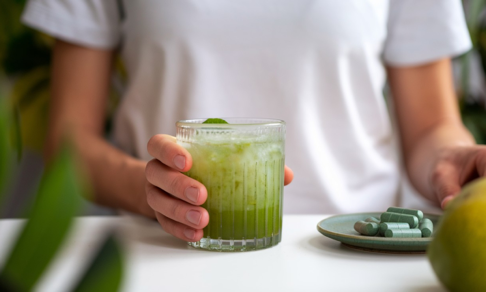 mężczyzna z zielonym koktailem