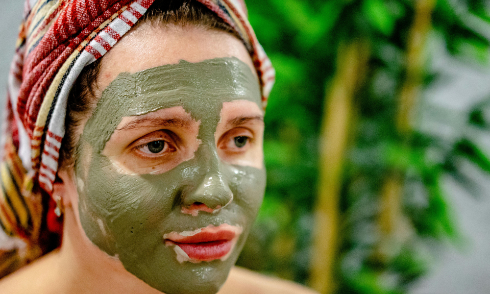 kobieta-uroda-maseczka z alg