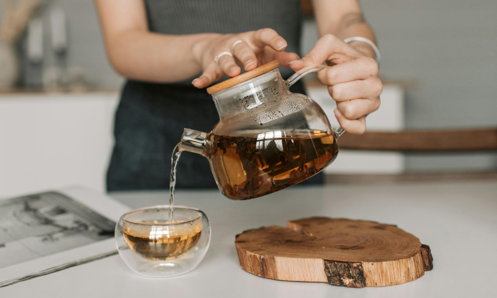 kobieta-parzenie liści melisy