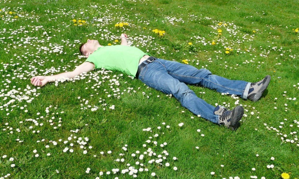 mężczyzna relaksuje się na łące