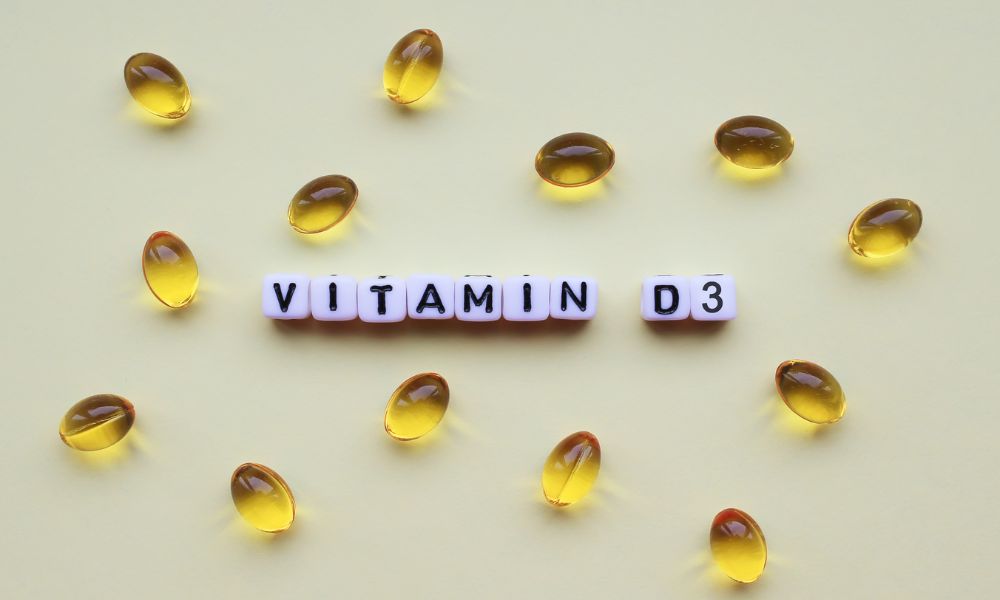 kapsułki witaminy d3 rozrzucone po stole