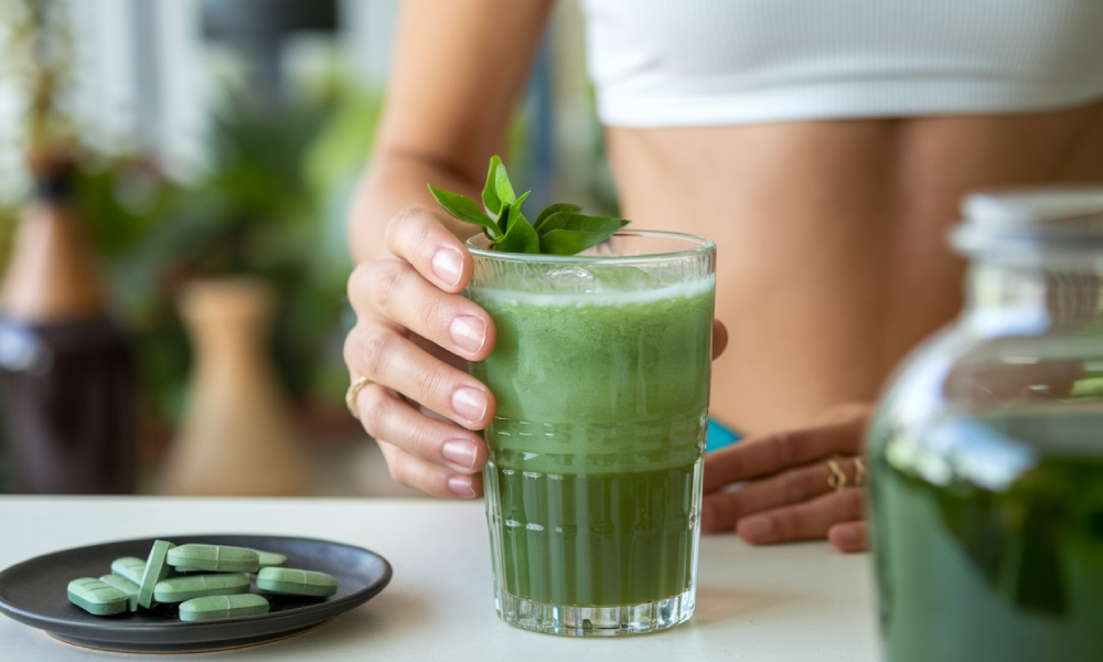 kobieta z zielonym drinkiem