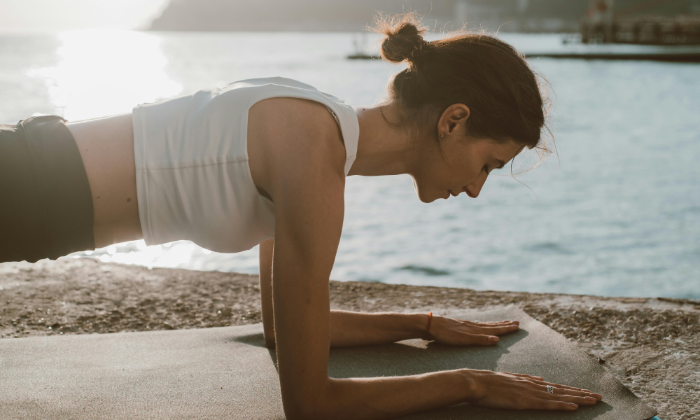 ćwicząca kobieta nad wodą