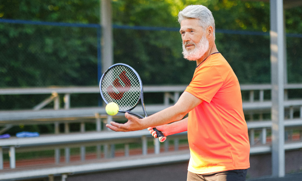 mężczyzna serwuje grając w tenisa