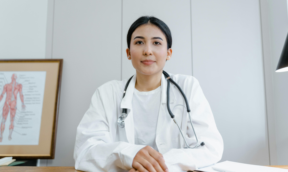 Pani doktor podczas konsultacji z pacjentem