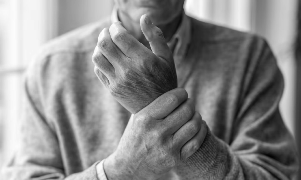 Starszy mężczyzna, bolące stawy