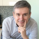 mężczyzna patrzy w kamerę