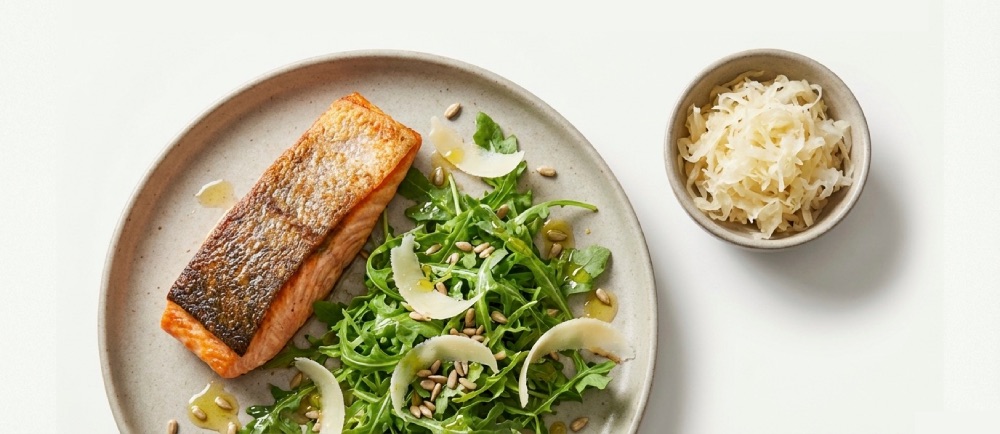 Łosoś pieczony z rukolą i kapustą kiszoną