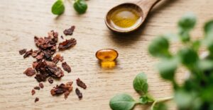 astaksantyna na stole, obraz wiodący do artykułu astaksantyna jak stosować i dawkować suplement